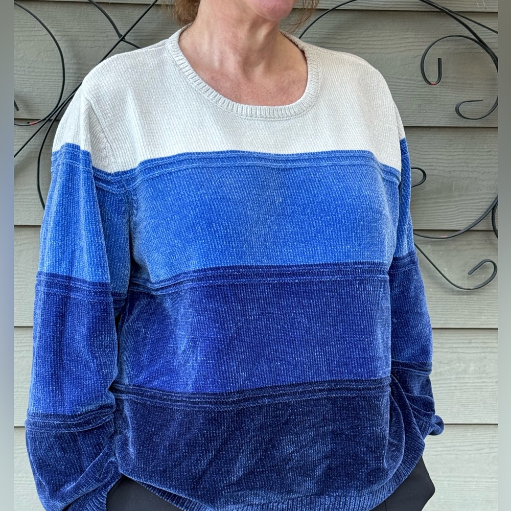 Soft cozy sweater, size L.